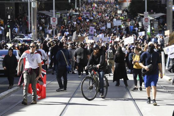豪の二大都市、メルボルンとシドニーで封鎖抗議デモ　250人逮捕