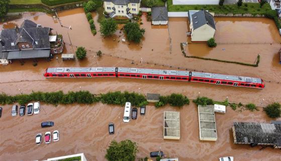 ドイツ洪水、ベルギー含め死者90人超に　メルケル氏「衝撃」